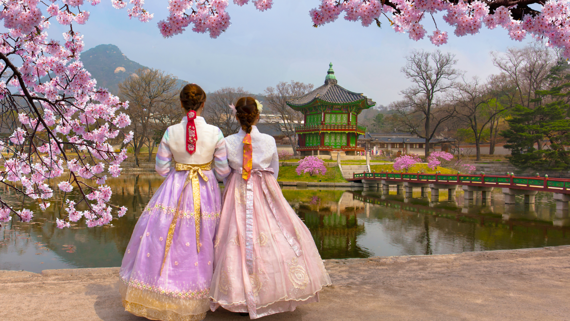 Perempuan mengenakan hanbok di kawasan istana Korea Selatan sebagai ilustrasi Korea Selatan salah satu negara pemasok impor Indonesia