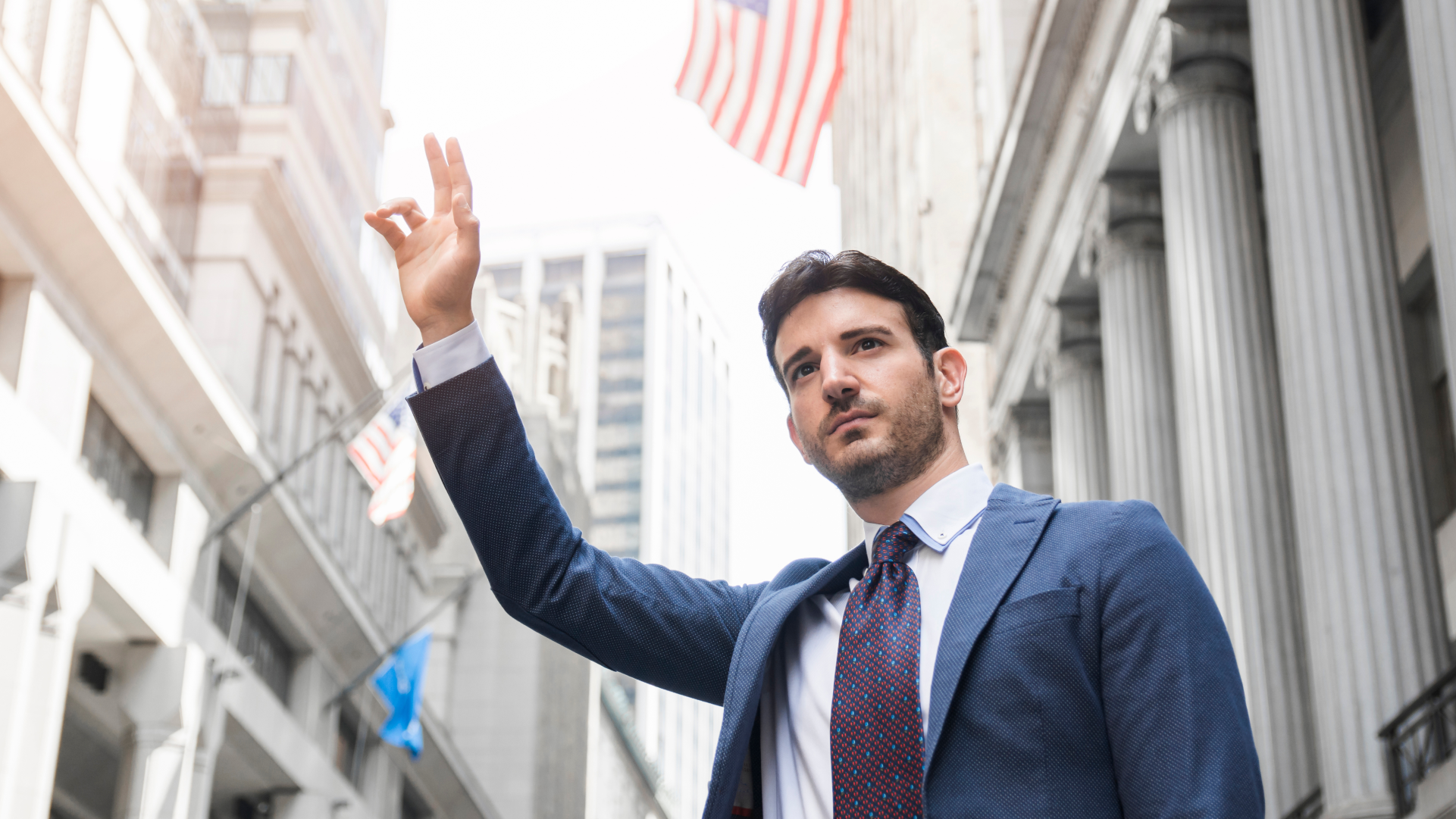 Profesional bisnis dengan bendera Amerika Serikat sebagai ilustrasi AS sebagai negara pemasok impor Indonesia