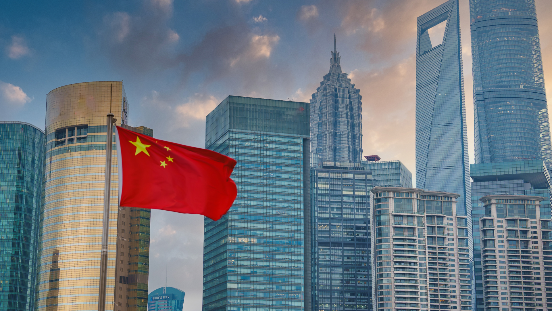 Bendera China dengan latar gedung pencakar langit sebagai negara asal impor terbesar Indonesia