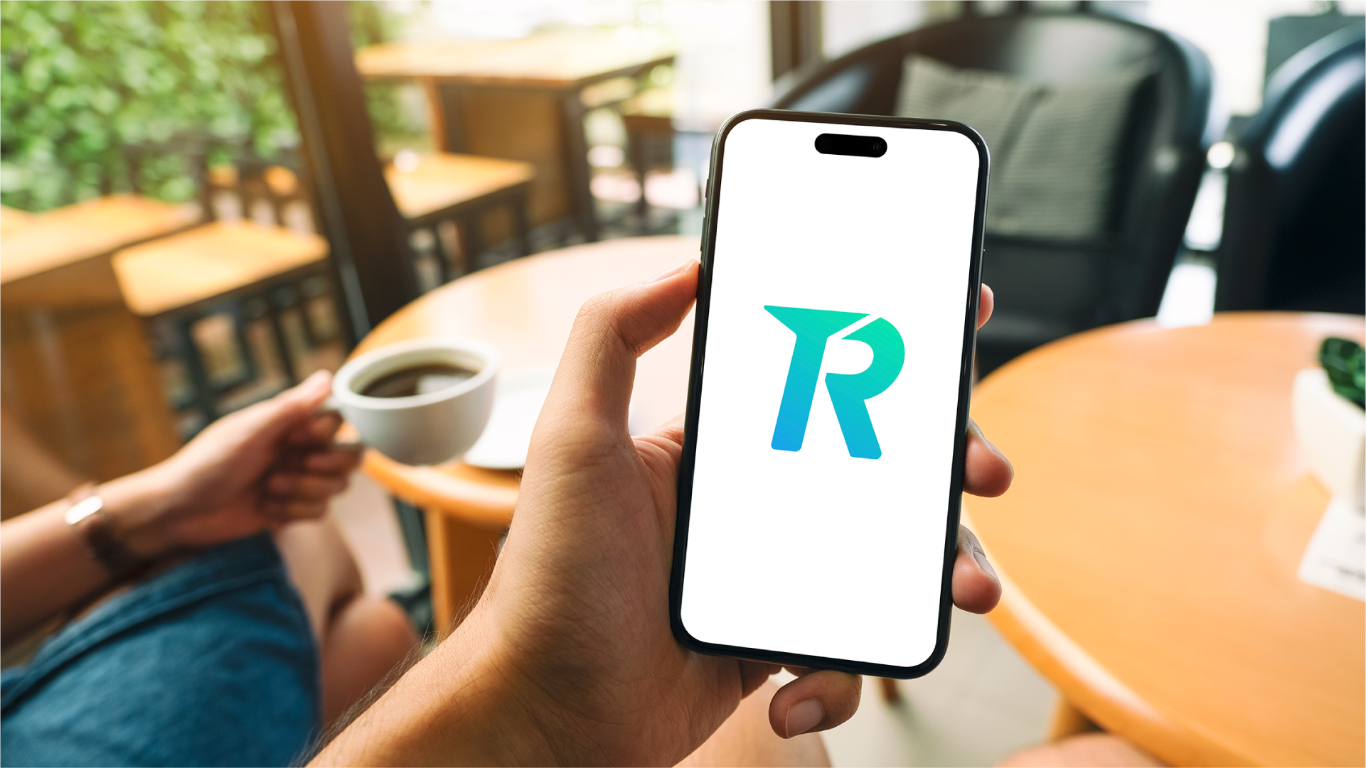 Seseorang menggunakan aplikasi Topremit di smartphone untuk mengirim uang ke supplier China