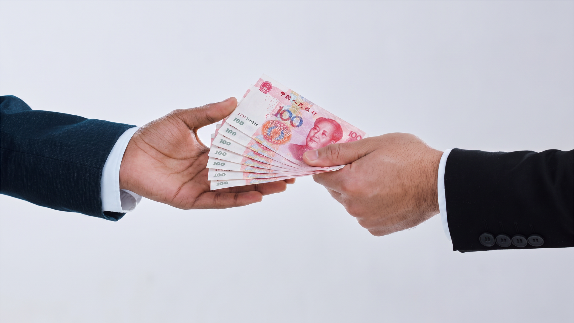 Penyerahan uang Yuan sebagai ilustrasi pembayaran ke supplier atau perusahaan di China