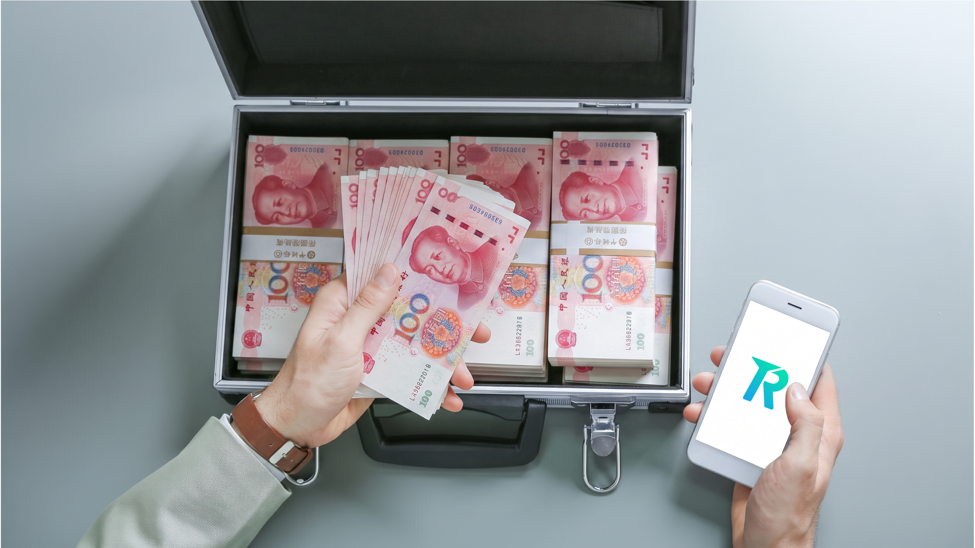 Uang Yuan dan aplikasi Topremit sebagai ilustrasi pembayaran supplier China dari Indonesia