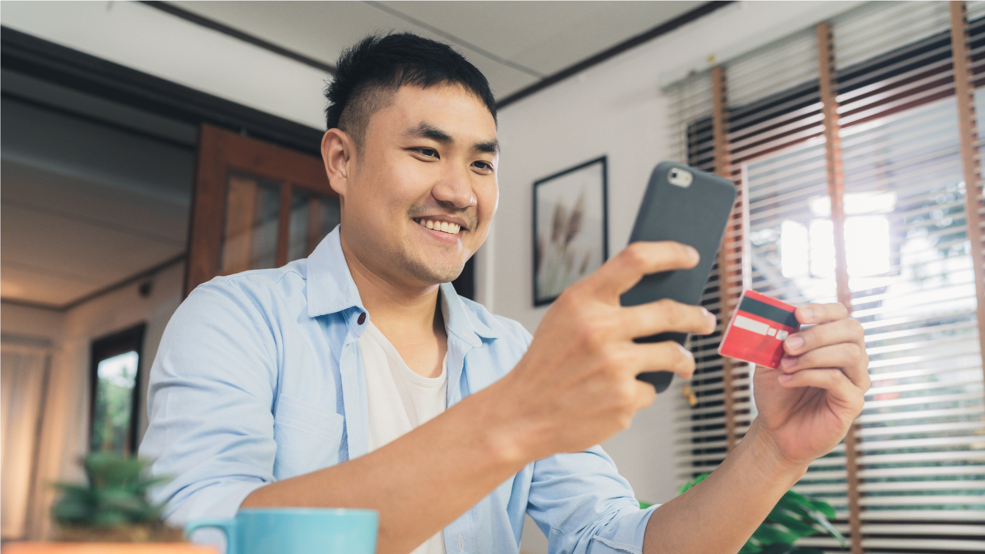 Penerima transaksi melakukan verifikasi melalui ponsel sebagai ilustrasi menerima uang ke rekening UnionPay China