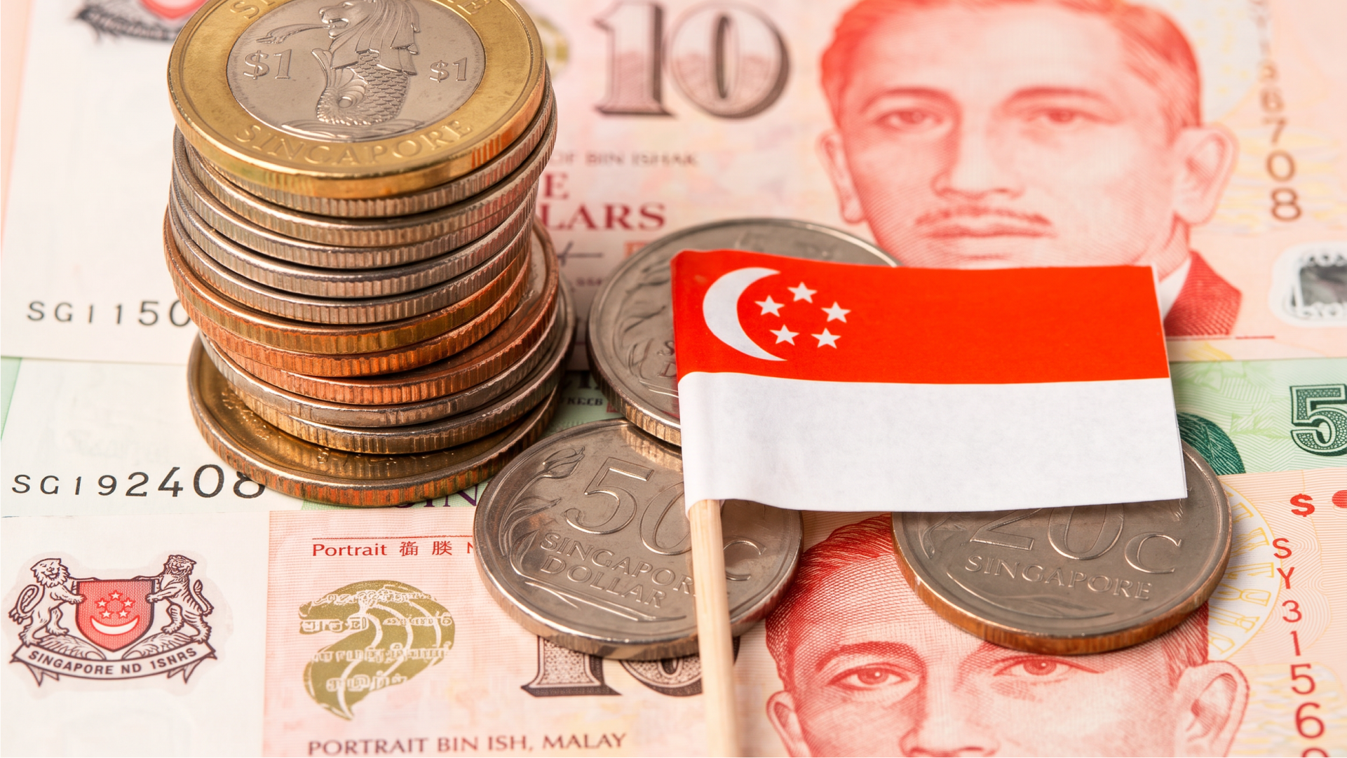Uang kertas dan koin Dolar Singapura dengan bendera Singapura sebagai ilustrasi transfer uang dalam mata uang SGD