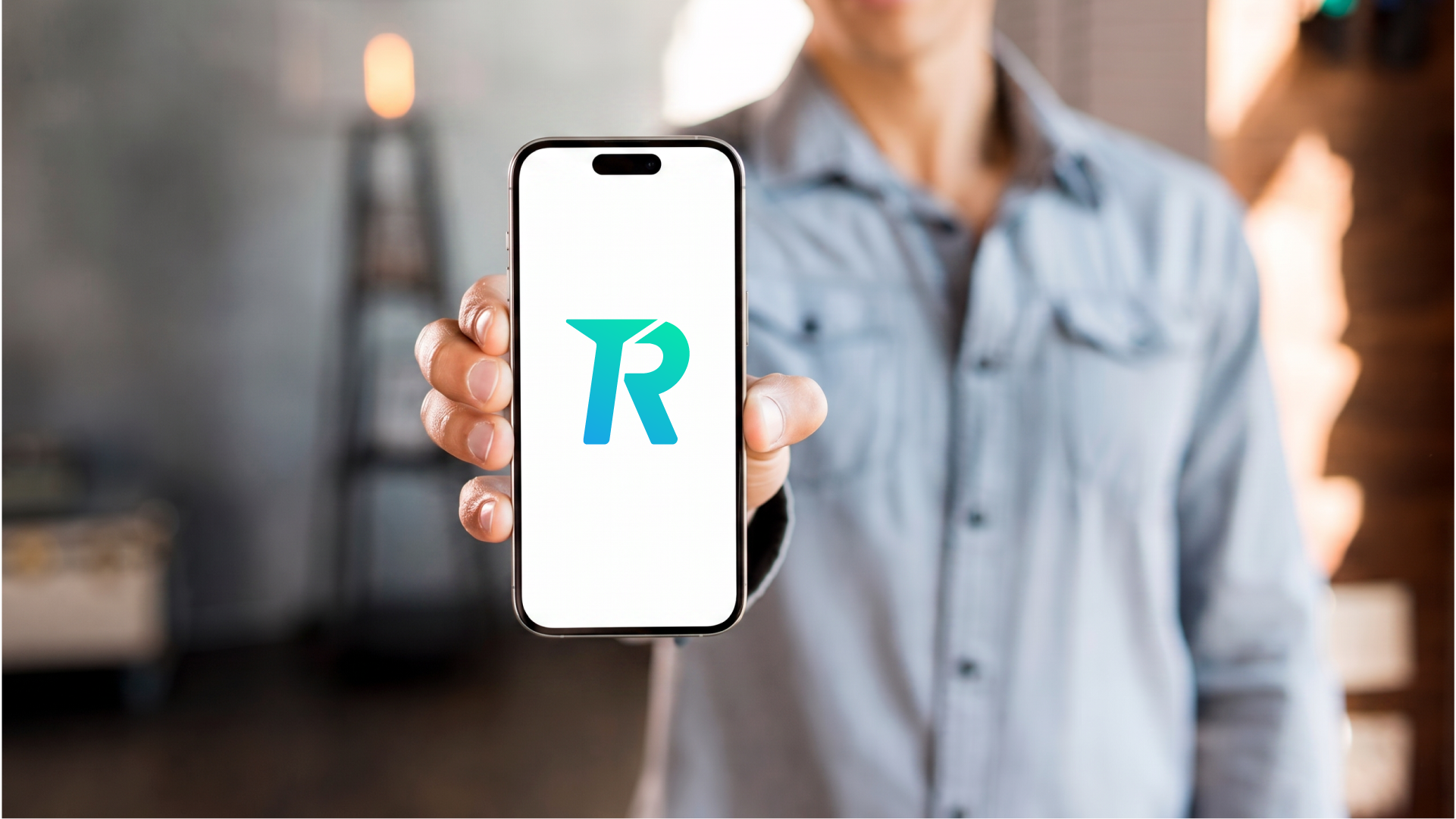 Pengguna menunjukkan aplikasi Topremit di smartphone untuk mengirim uang dari Indonesia ke Singapura