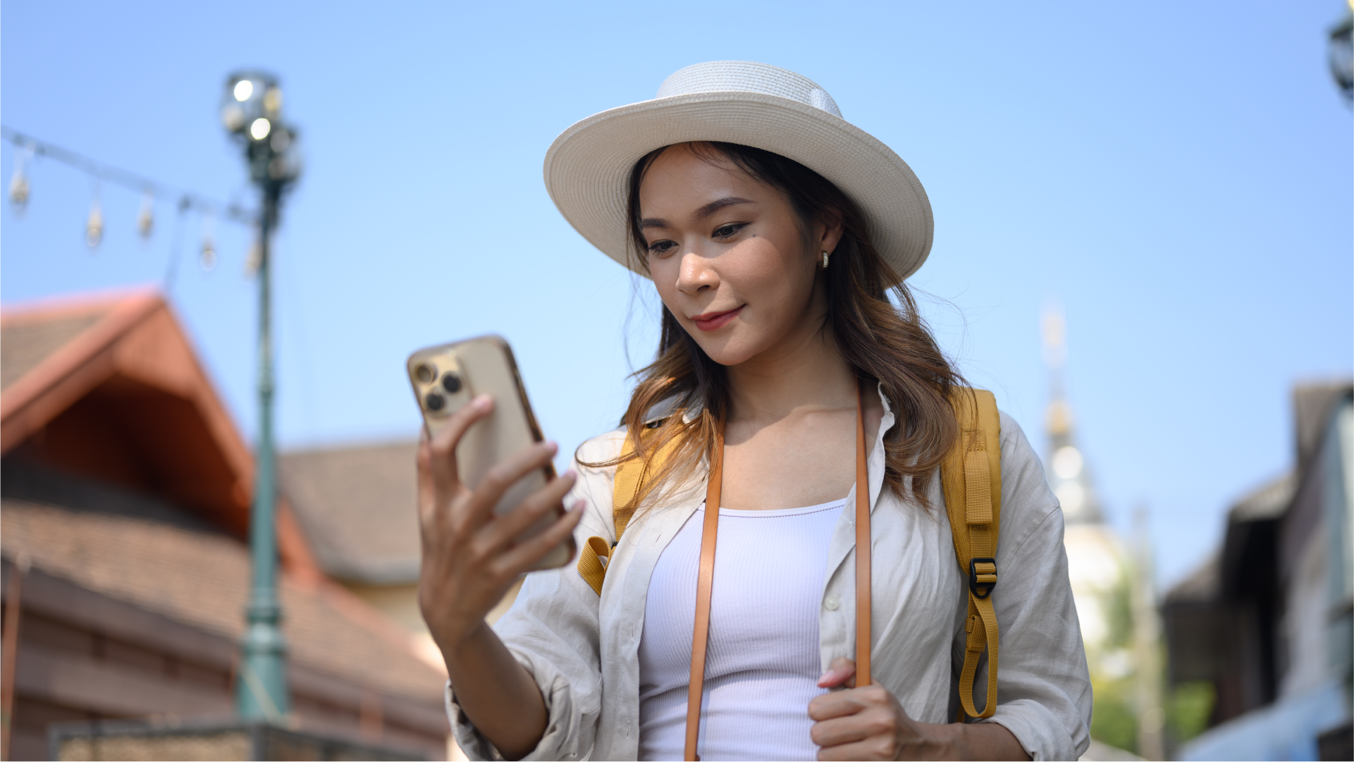 Ilustrasi wisatawan menggunakan smartphone saat bepergian, menggambarkan penggunaan e-wallet dan pembayaran digital selama berada di Malaysia.