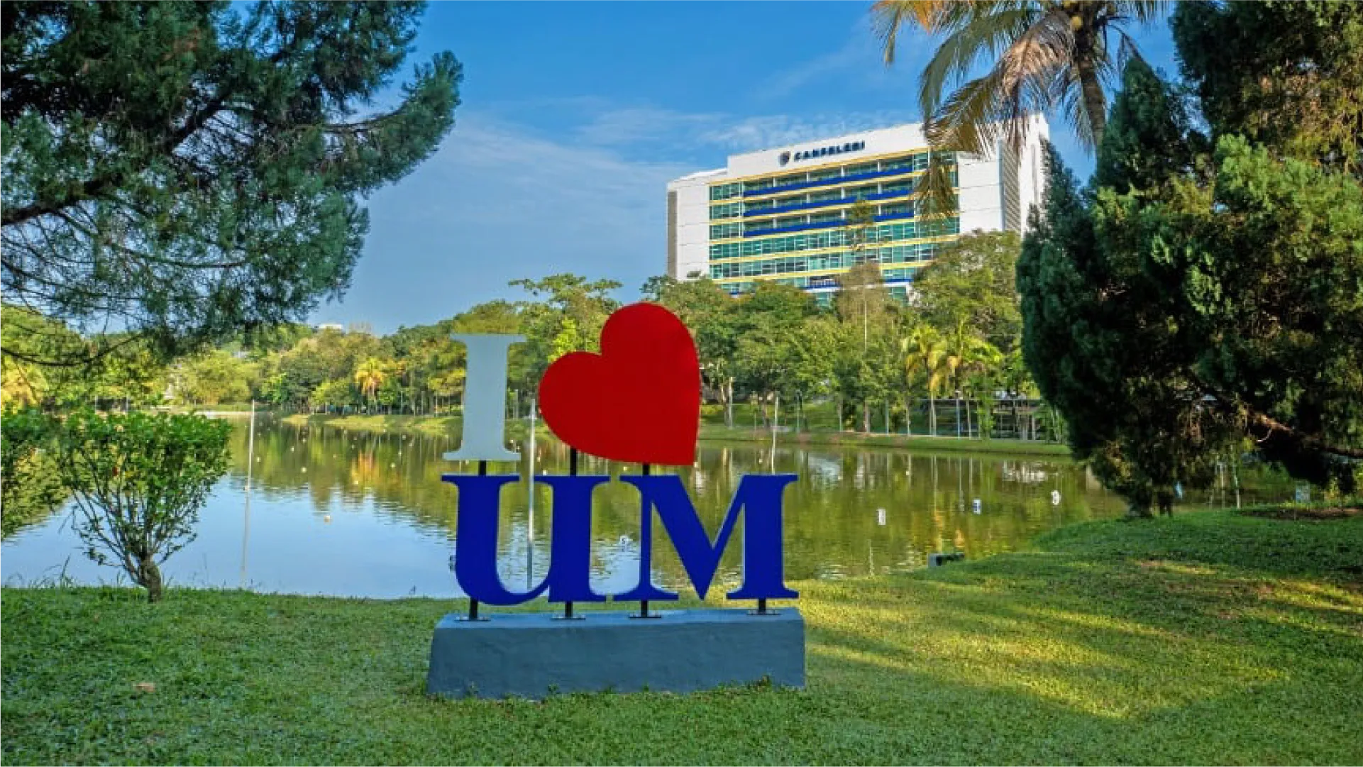 Area kampus Universiti Malaya dengan ikon I Love UM di Kuala Lumpur, Malaysia