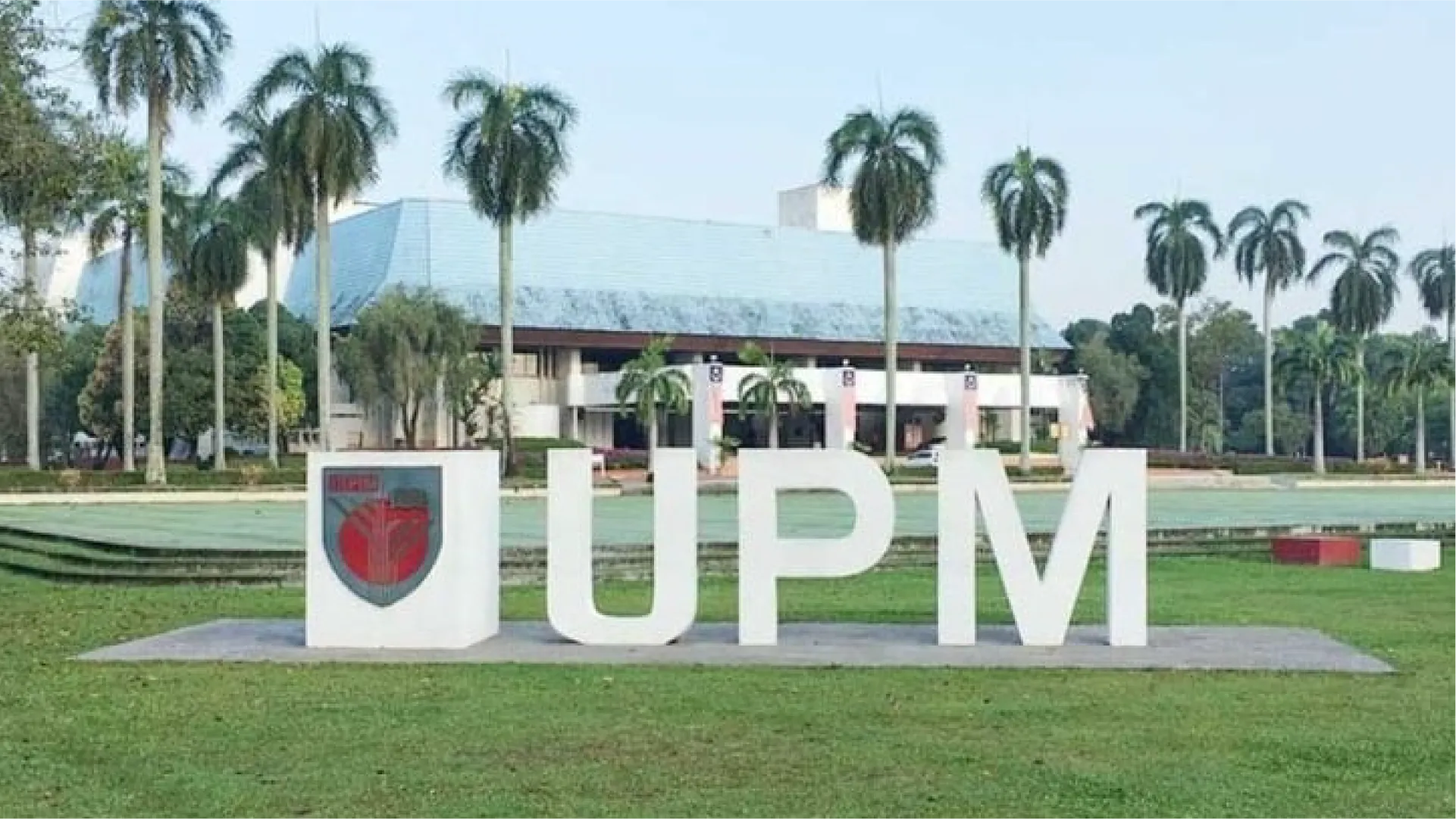 Area kampus Universiti Putra Malaysia dengan papan nama UPM di Serdang, Selangor