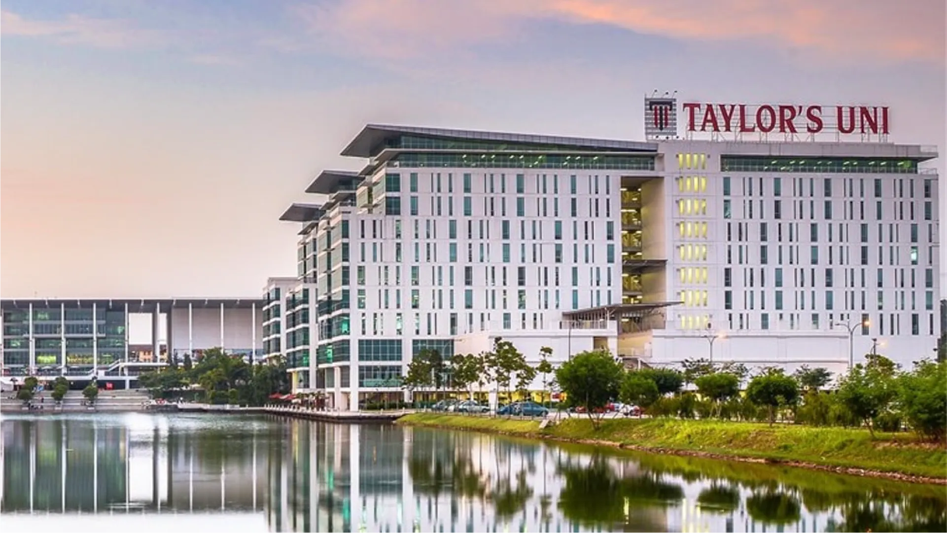 Gedung Taylor's University di Subang Jaya, Malaysia dengan danau di area kampus