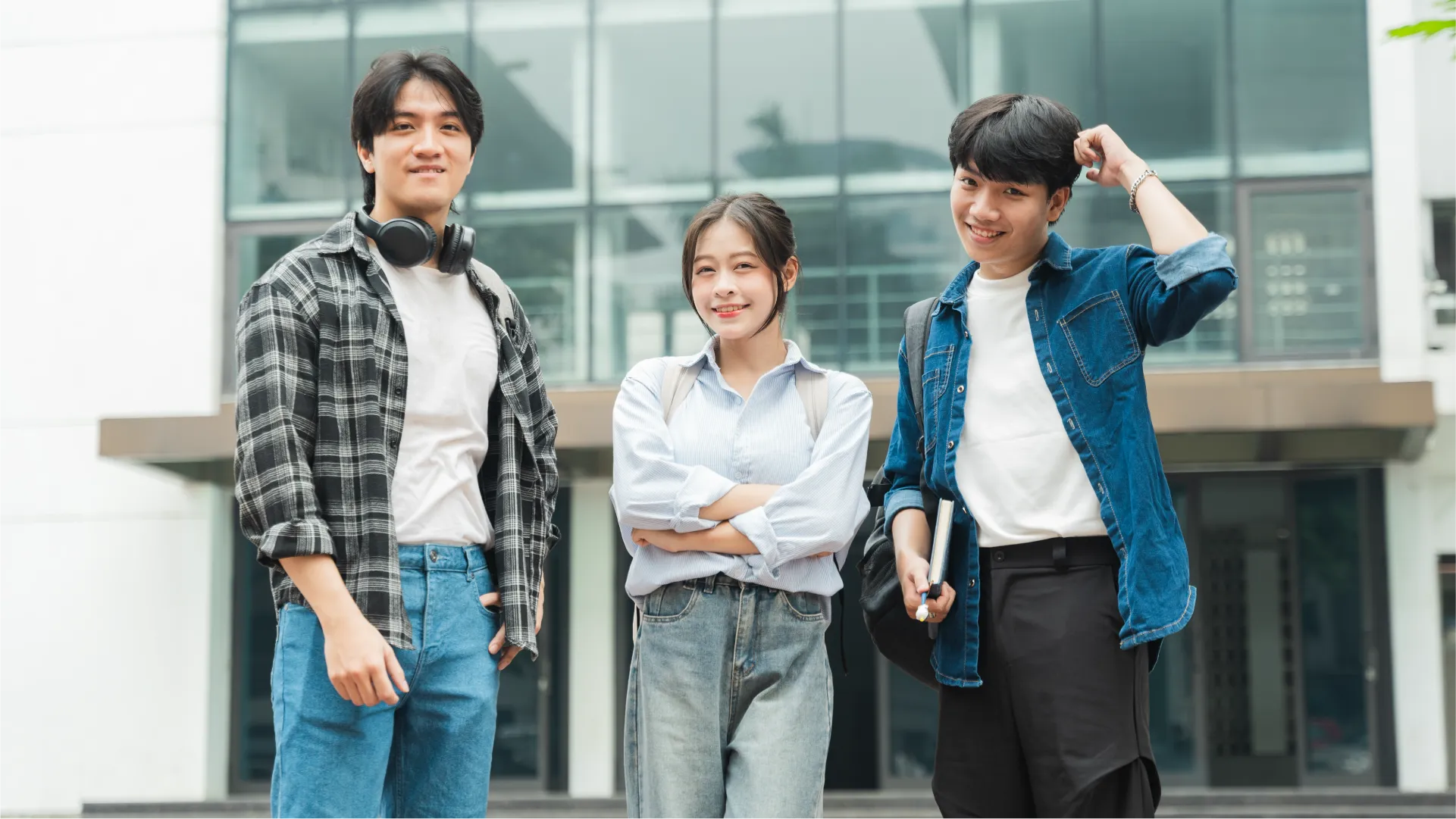 Mahasiswa Asia berdiri bersama di area kampus universitas di Malaysia