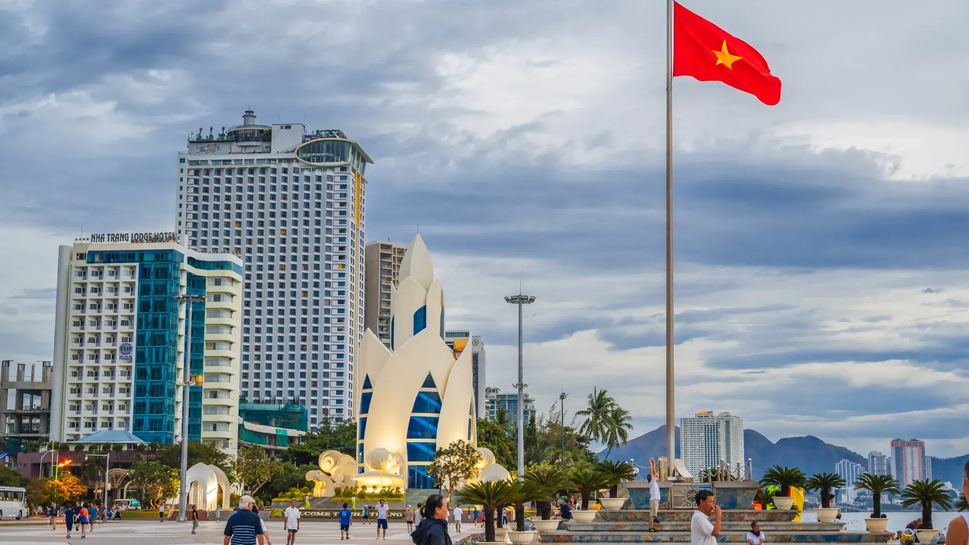 Bendera Vietnam berkibar di kawasan pusat Kota Nha Trang dengan bangunan dan hotel di sekitarnya.