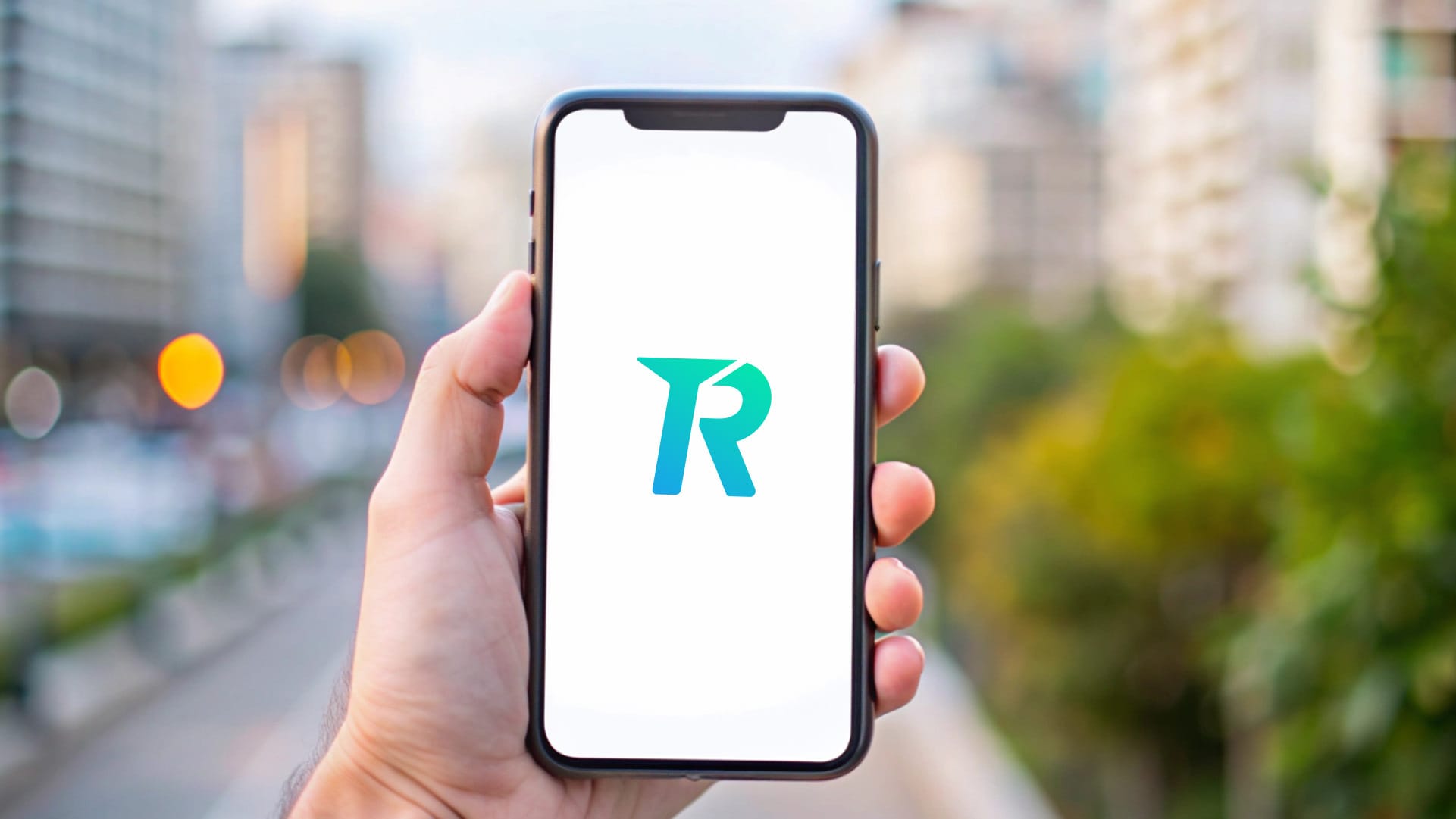 Tangan memegang smartphone yang menampilkan logo Topremit, aplikasi transfer uang ke luar negeri untuk pembayaran supplier Vietnam.