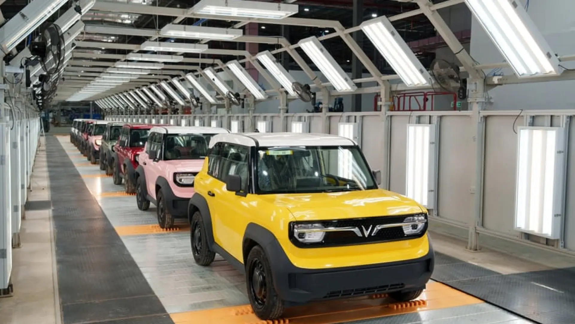 Deretan mobil listrik VinFast di fasilitas produksi otomotif sebagai contoh produk kendaraan dari Vietnam.