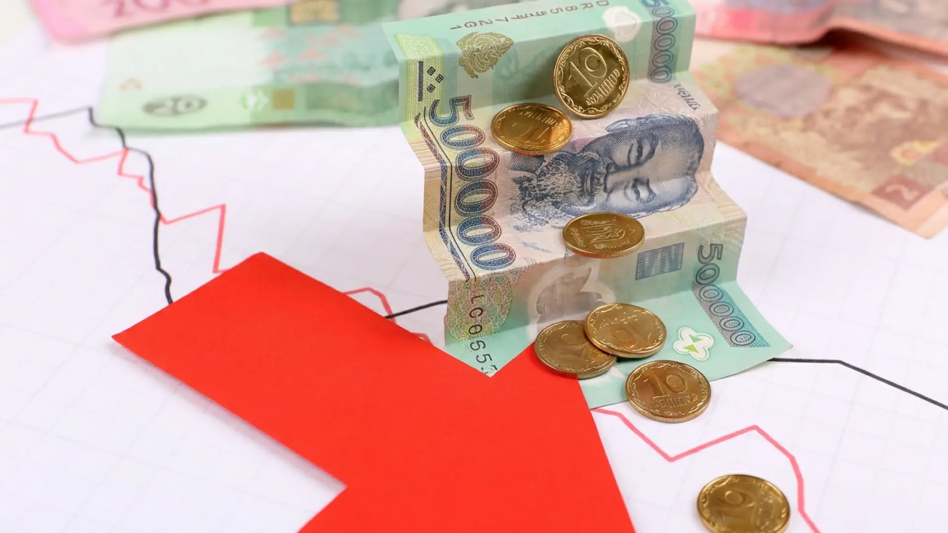 Tiền Việt Nam và biểu đồ giảm minh họa biến động tỷ giá VND