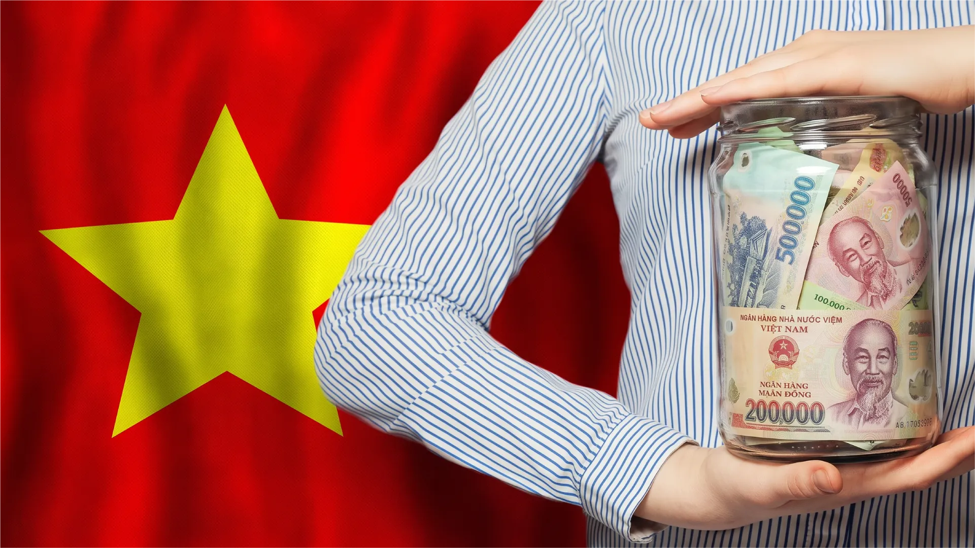 Ilustrasi menabung uang Dong Vietnam (VND) dalam stoples kaca dengan latar belakang bendera Vietnam.