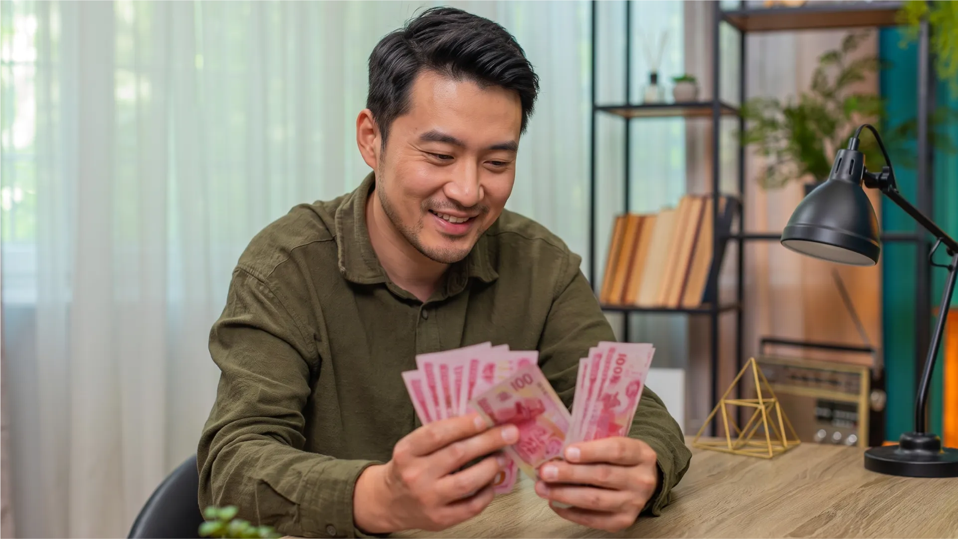 在印尼生活的中国人手持人民币，准备汇款回中国