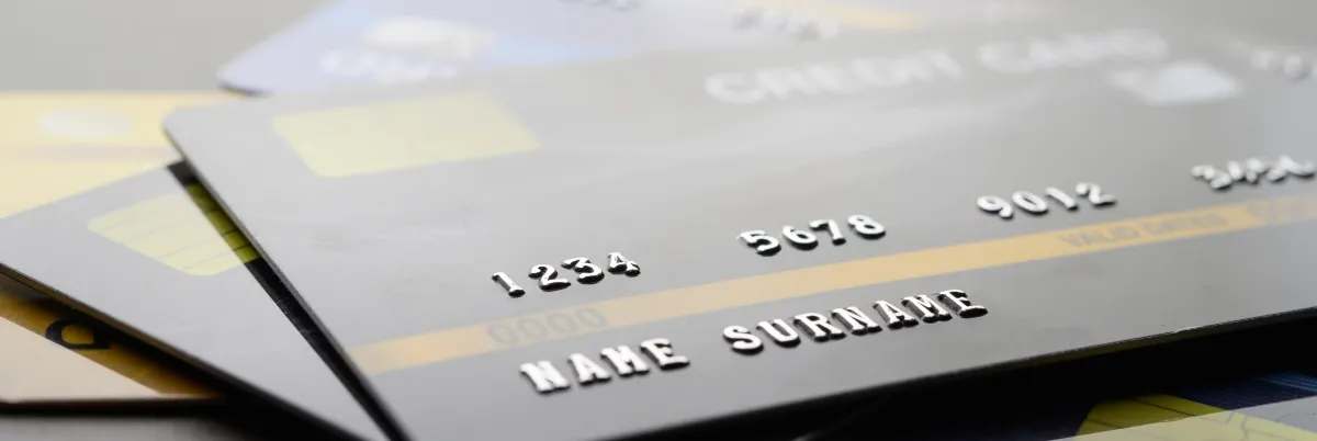 perbedaan kartu debit dan kredit