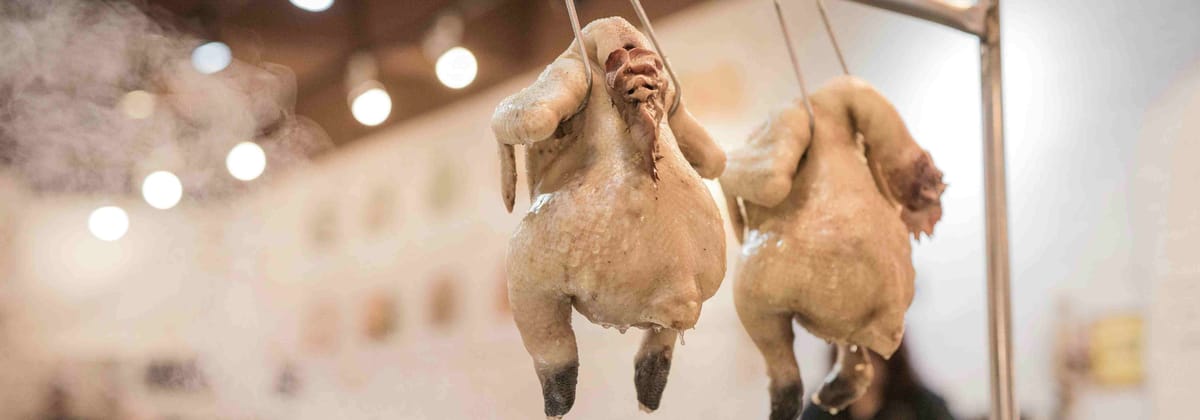Daging ayam yang sedang dijajakan 
