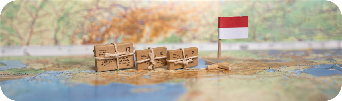 Ilustrasi paket impor di atas peta dengan bendera Indonesia sebagai gambaran proses impor barang dari luar negeri ke Indonesia.