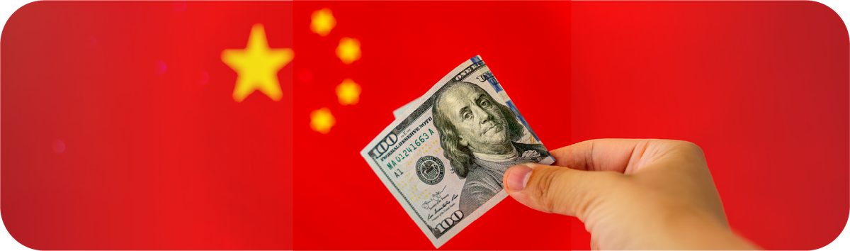 Uang dolar AS dengan latar belakang bendera China sebagai Ilustrasi kirim USD ke China dari Indonesia