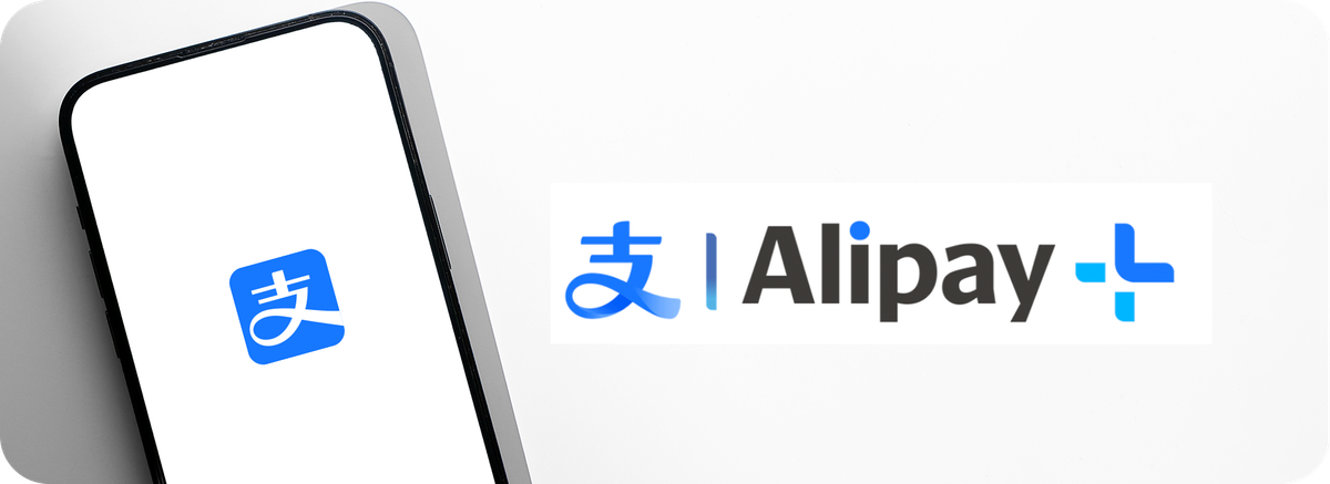 Logo Alipay dan Alipay+ di samping ponsel sebagai ilustrasi aplikasi pembayaran digital asal China