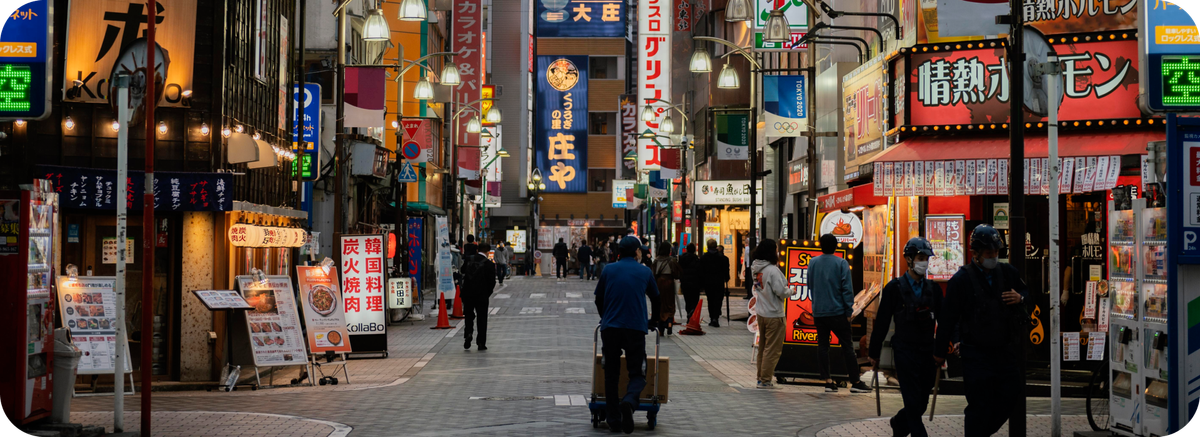 日本の街並みを歩く人々の様子