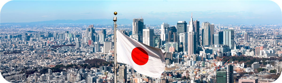 日本国旗と東京の街並みを背景にした、インドネシアから日本の銀行口座への送金イメージ