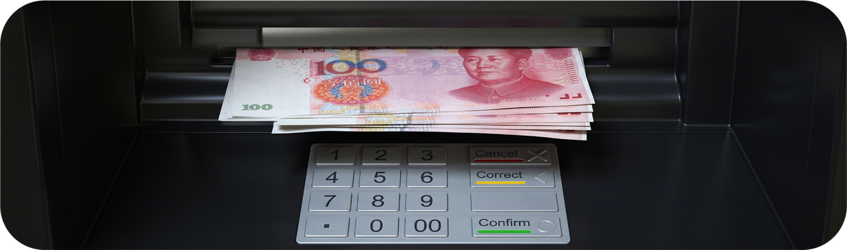 Uang Yuan China keluar dari mesin sebagai ilustrasi pembayaran ke rekening bisnis supplier di China