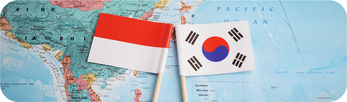 세계 지도 위에 놓인 인도네시아와 대한민국 국기, 인도네시아에서 한국으로 송금하는 방법을 나타내는 이미지