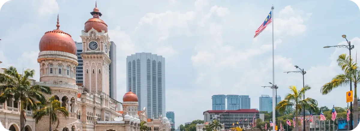 Pemandangan Kuala Lumpur dengan bendera Malaysia untuk pembayaran biaya medis di Malaysia