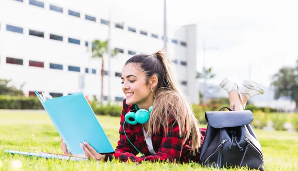 Catat! Ini 7 Tips Hemat Biaya Kuliah di Luar Negeri