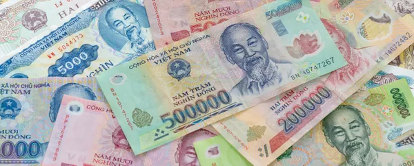 Tumpukan uang kertas Vietnam Dong dengan nominal lima ratus ribu dan dua ratus ribu Dong
