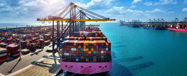 Kapal kargo yang mengangkut kargo impor
