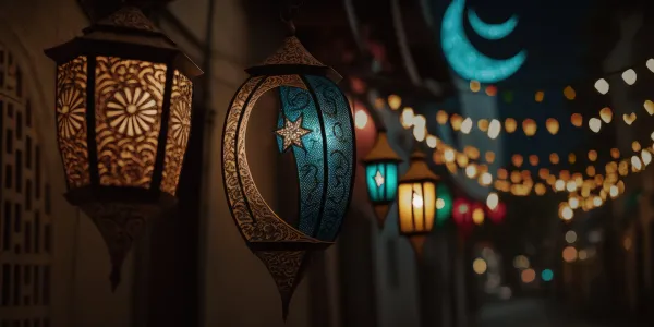 Beberapa lentera yang menyala di malam hari