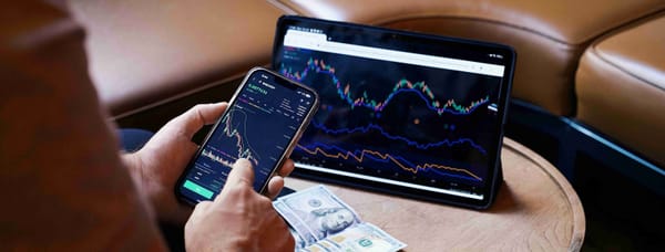 Sebuah grafik bursa saham yang berada di dalam layar gadget tablet dan smartphone