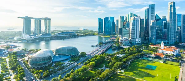 Potret negara Singapura dengan gedung-gedung tinggi dan kendaraan di jalanan kota. Marina Bay juga terlihat.