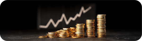 Tumpukan koin dengan grafik pertumbuhan naik di latar belakang, menggambarkan peningkatan ekonomi dan kontribusi finansial seperti remitansi.