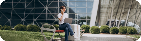 Ekspatriat bekerja dari luar negeri sambil menggunakan laptop dan ponsel.