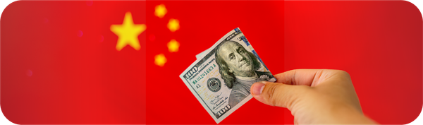 Uang dolar AS dengan latar belakang bendera China sebagai Ilustrasi kirim USD ke China dari Indonesia