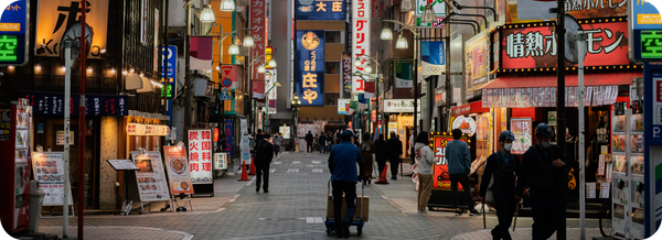 日本の街並みを歩く人々の様子