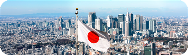 日本国旗と東京の街並みを背景にした、インドネシアから日本の銀行口座への送金イメージ