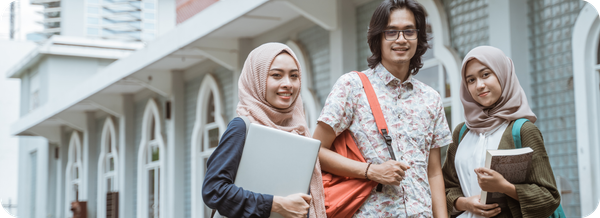 Mahasiswa berdiri bersama di area kampus sebagai ilustrasi kuliah di Malaysia