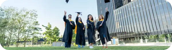 Mahasiswa internasional merayakan kelulusan di kampus universitas di Malaysia