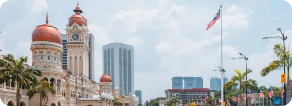 Pemandangan Kuala Lumpur dengan bendera Malaysia untuk pembayaran biaya medis di Malaysia